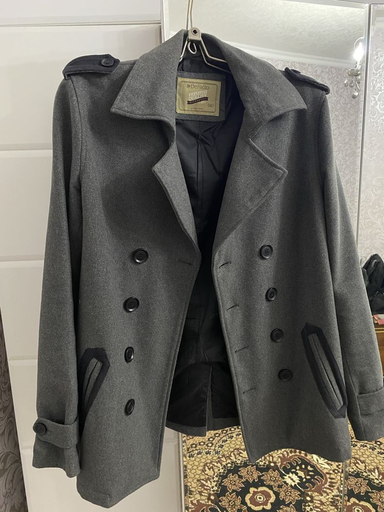 Серое мужское пальто