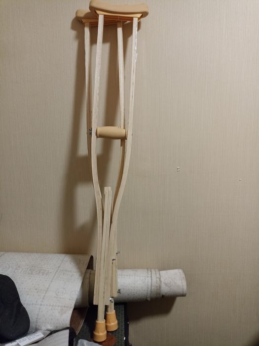 Костыли новые,Спортивные значки100-500тг,лыжные