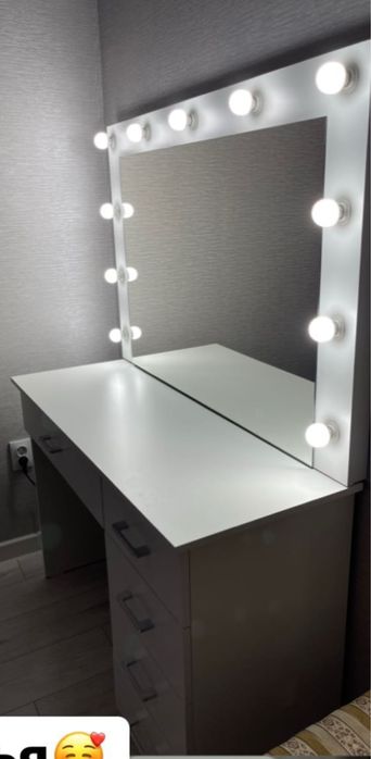 гримерный столик с зеркалом и подсветкой