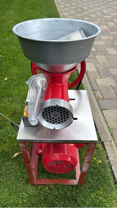 Masina tocat carne nr 32 Motor 1.2 kw cu tub de carnati