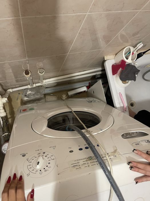 Отдаю машинку, работает, но, протекает вода через резину.