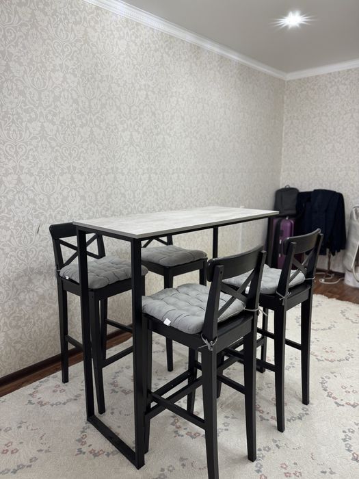 Продам высокий стол со стульями