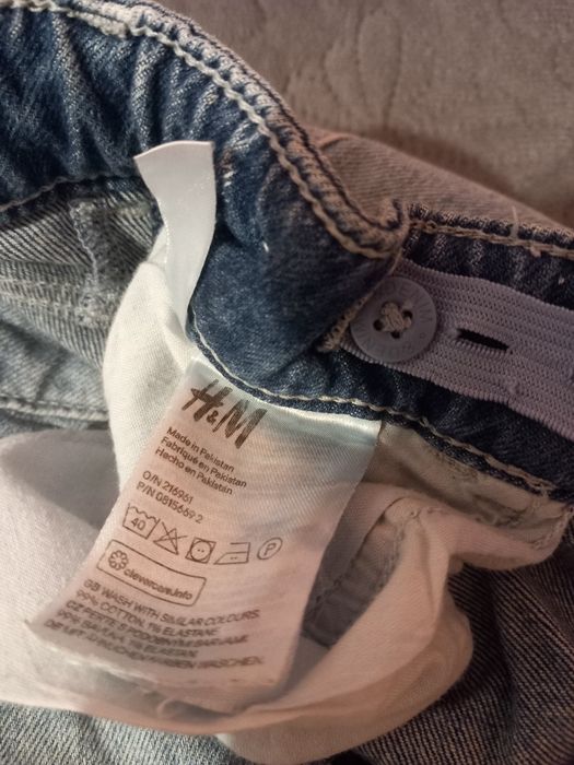 Blugi rupți în genunchi