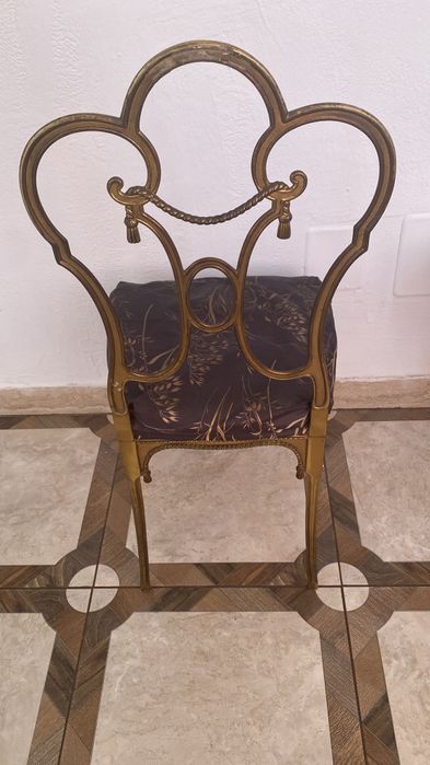 Vînd măsuța și scaun de bronz