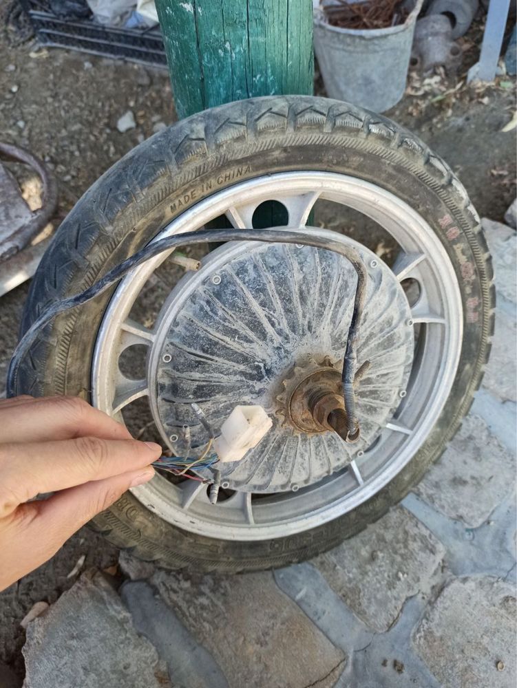 Skuterni zadni motori va akkumlatori