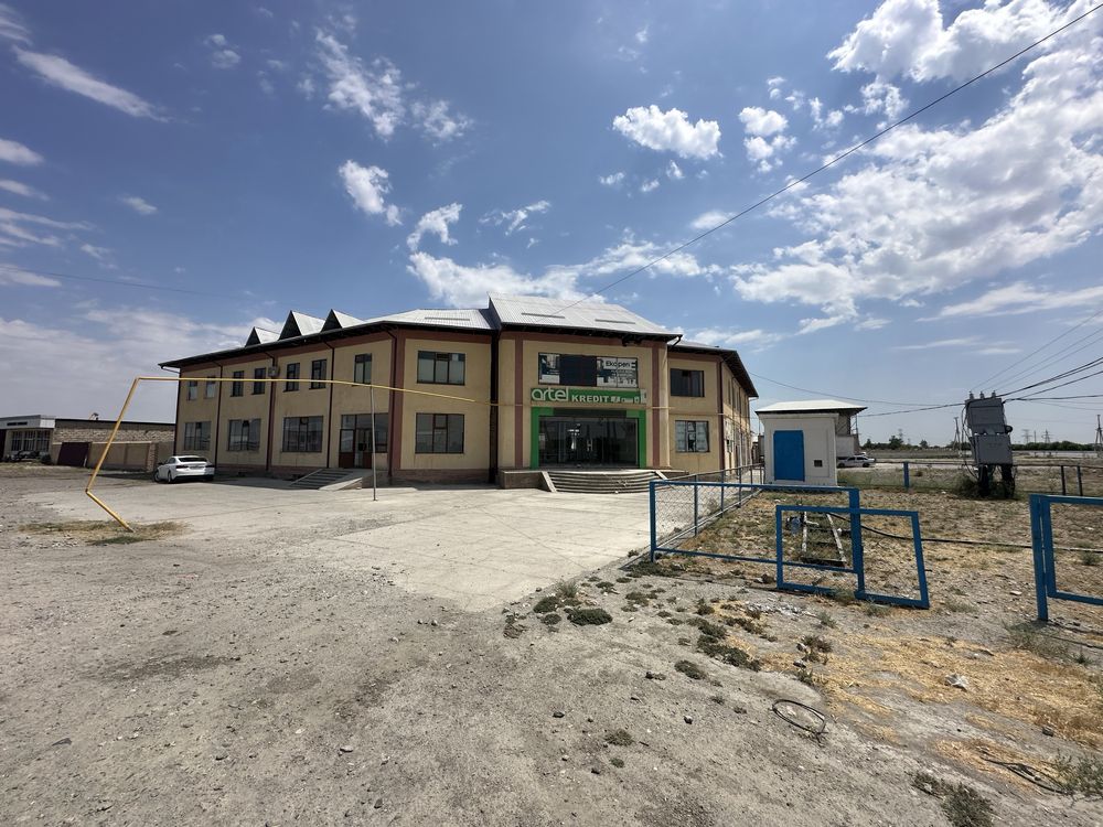Нотурар бино сотилади