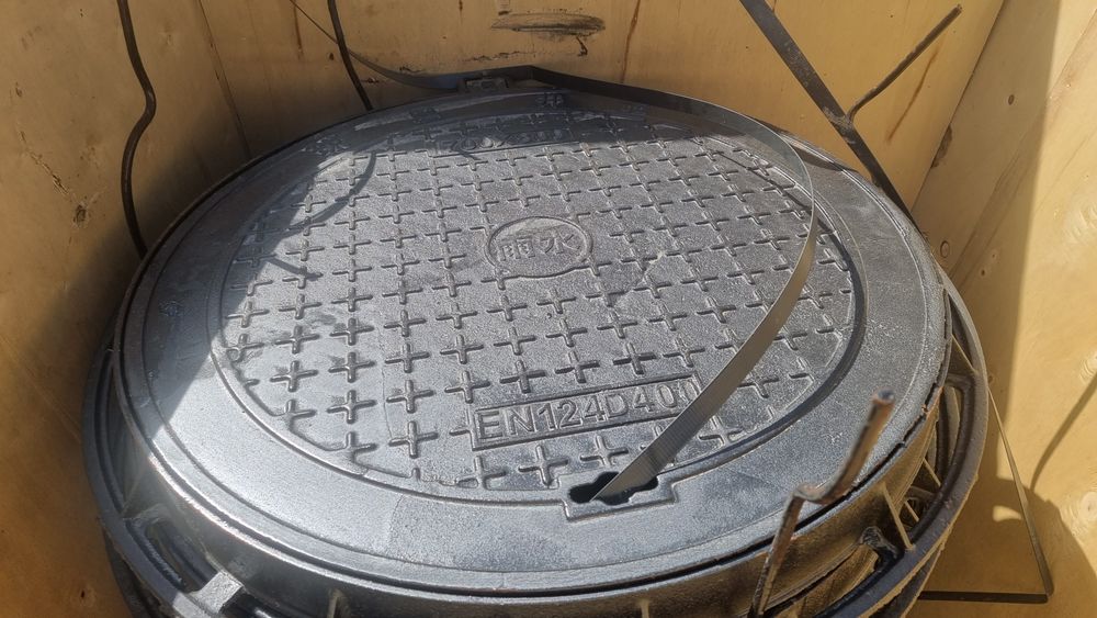 Люк чугунный шарниром канализационный