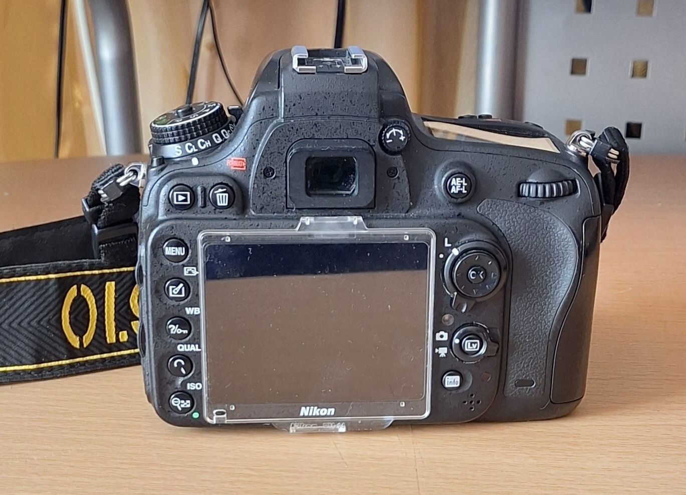 Nikon D610 – Body + baterie + încărcător – defect autofocus – 1600 lei