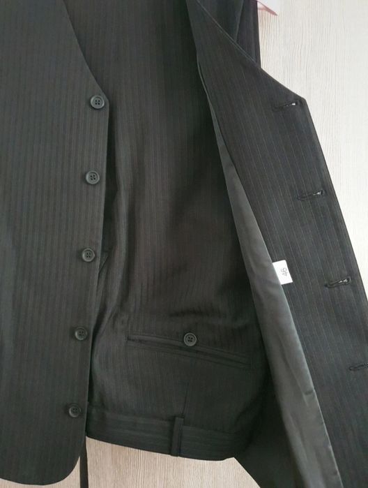 Vând costum negru bărbătesc