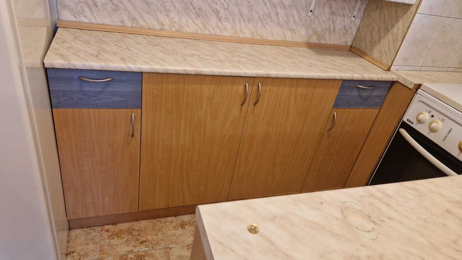 Цялостна кухня с печка абсорбатор и хладилник