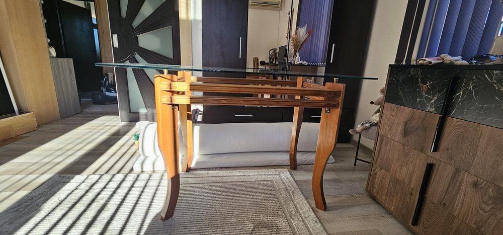 Кухненска маса със стъклен плот