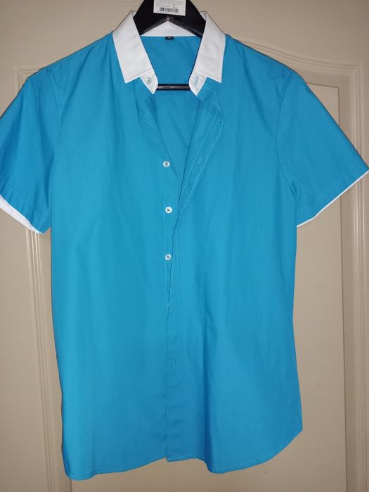 Яркая мужская рубашка