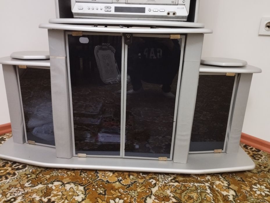 Продается музыкальный центр, телевизор, двд и косета, подставка