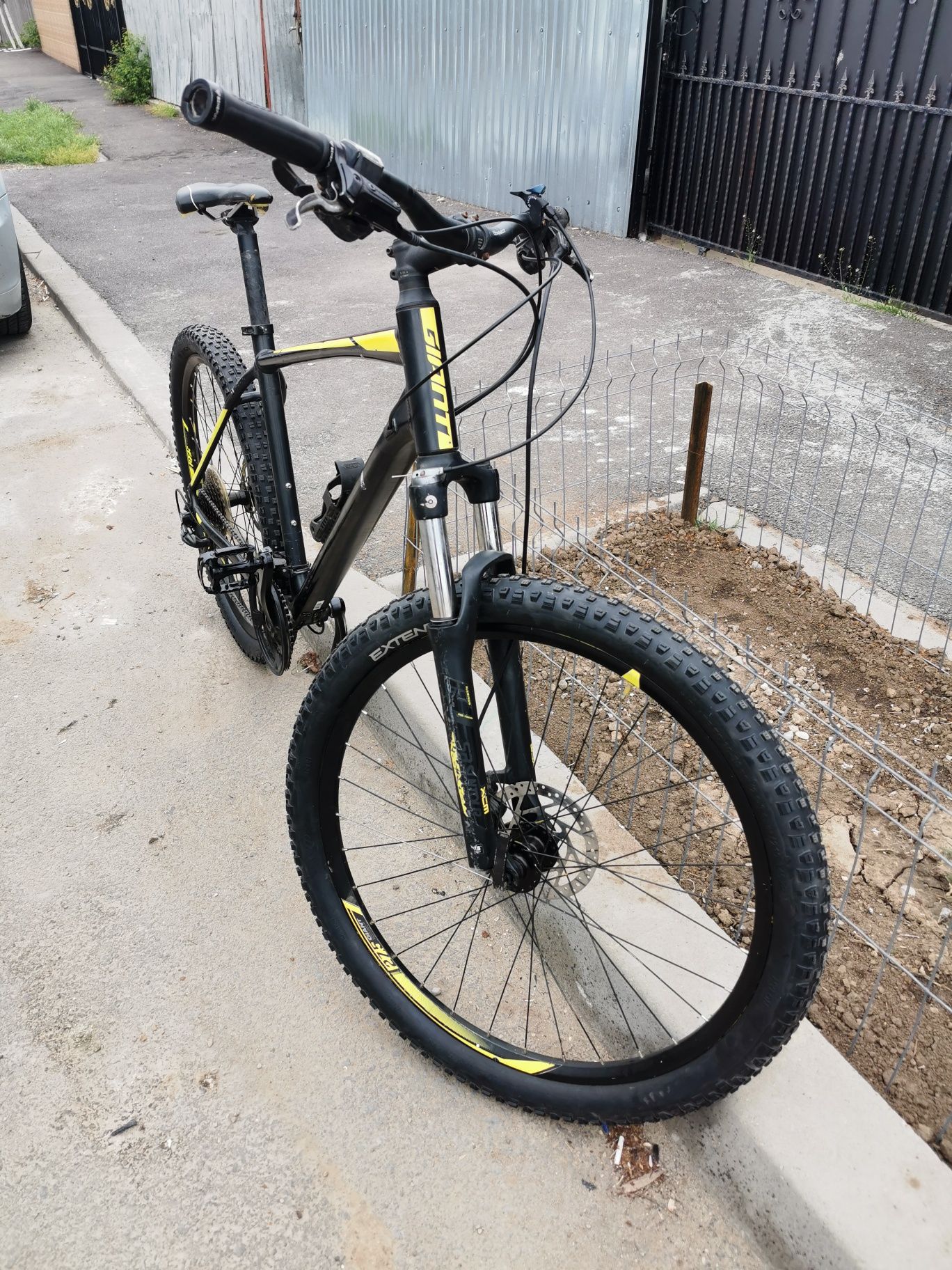 Vând bicicleta gigant 27.5