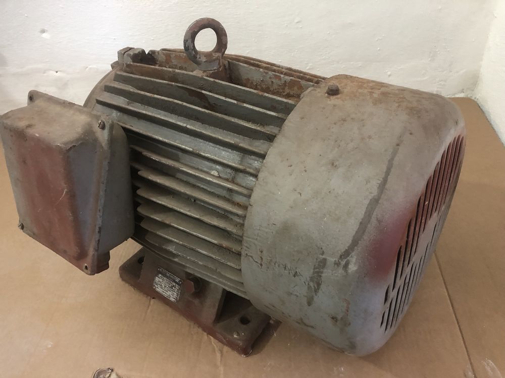 Vând motor trifazat de 13Kw cu două viteze