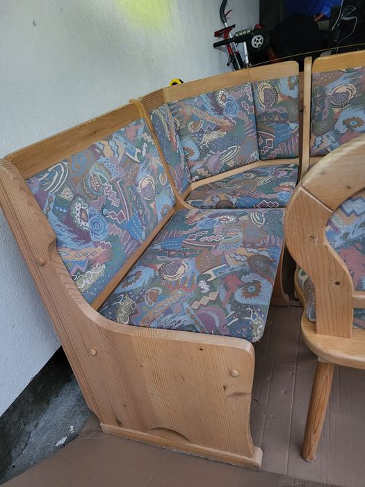 Coltar si doua scaune