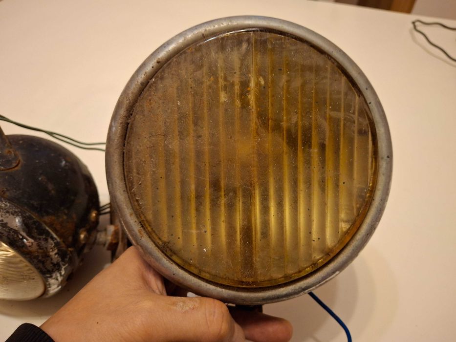 Два стари фара за ретро мотоциклет или друго превозно средство