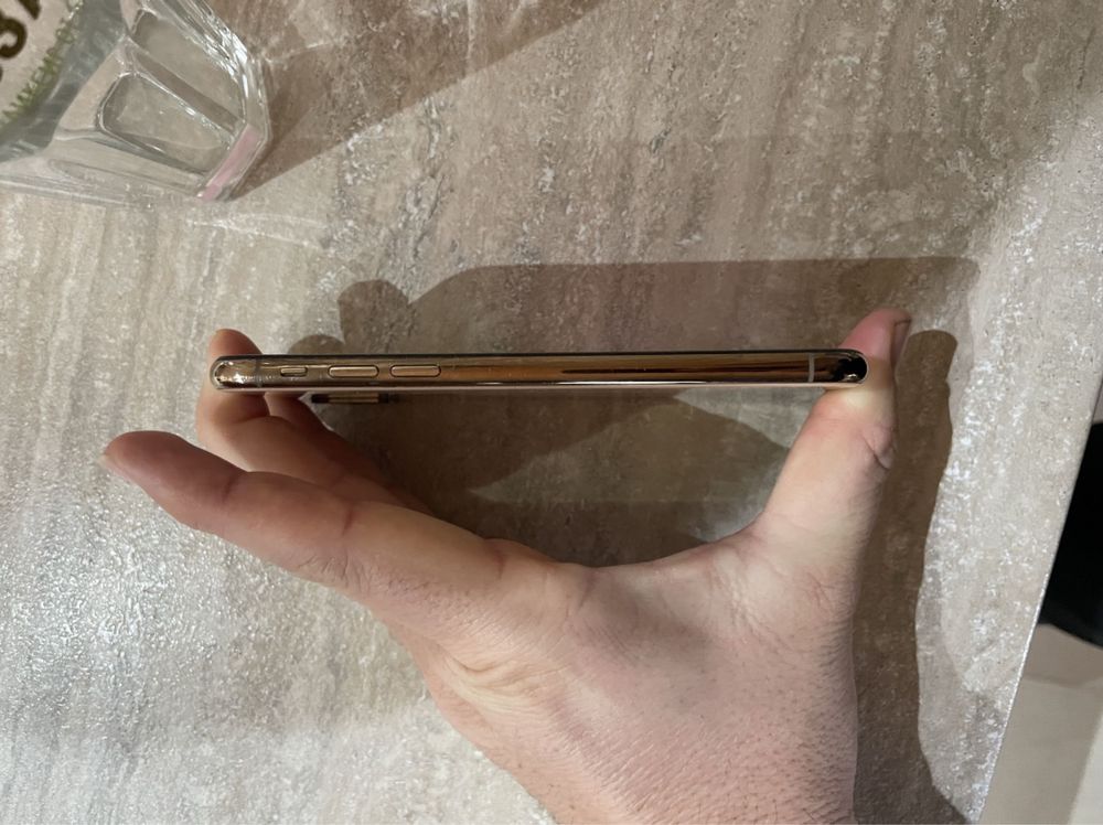 İphone xs gold.