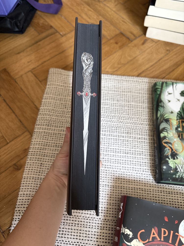 Книги от Fairyloot и Illumicrate