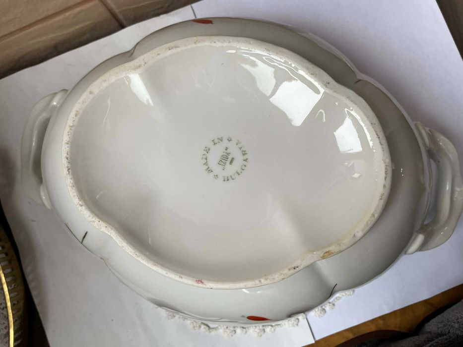 Красив голям и стар български супник на Изида с рисувани шипки