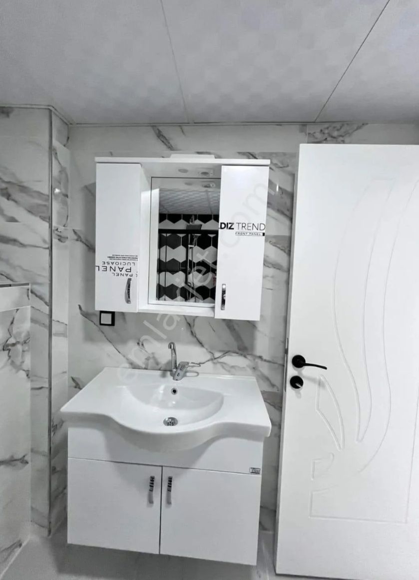Нов комплект Шкаф за баня с мивка 80см