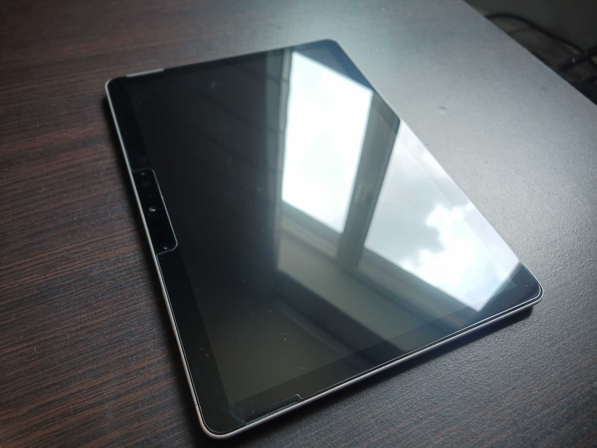 Surface Go 2 + Стъклен протектор + клавиатура.