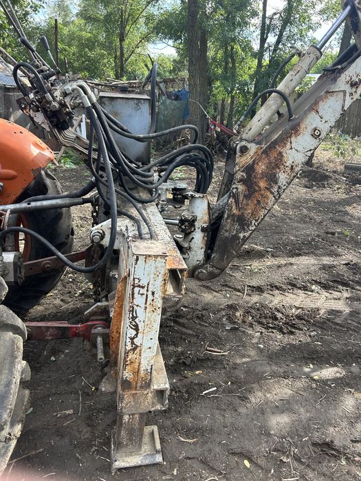 Braț excavator pentru tractor