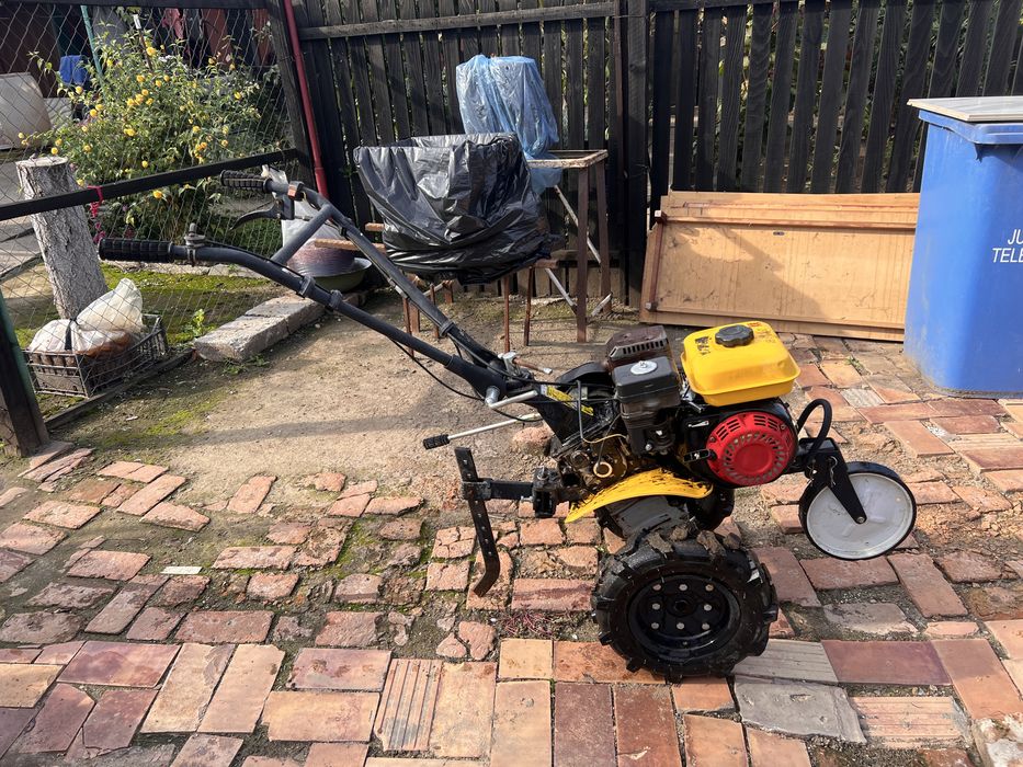 Motocultor cu remorcă