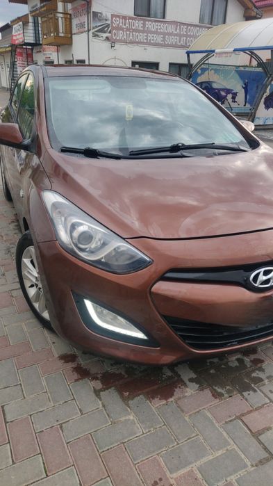 hyundai  i30, 1.4 benzina , 2013 și Mazda 3 1.6 benzina, din 2006