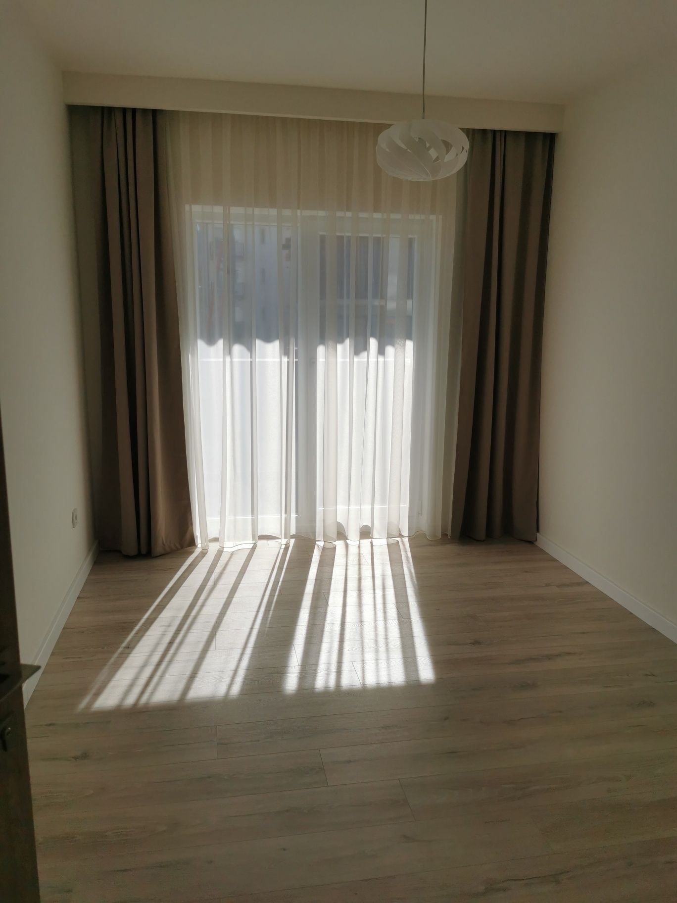 Ofer spre închiriere apartament cu 3 camere