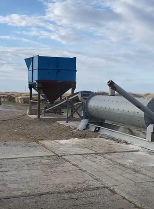 Барит, микрокальцит,  кальцит, сланец (сланцевая крошка