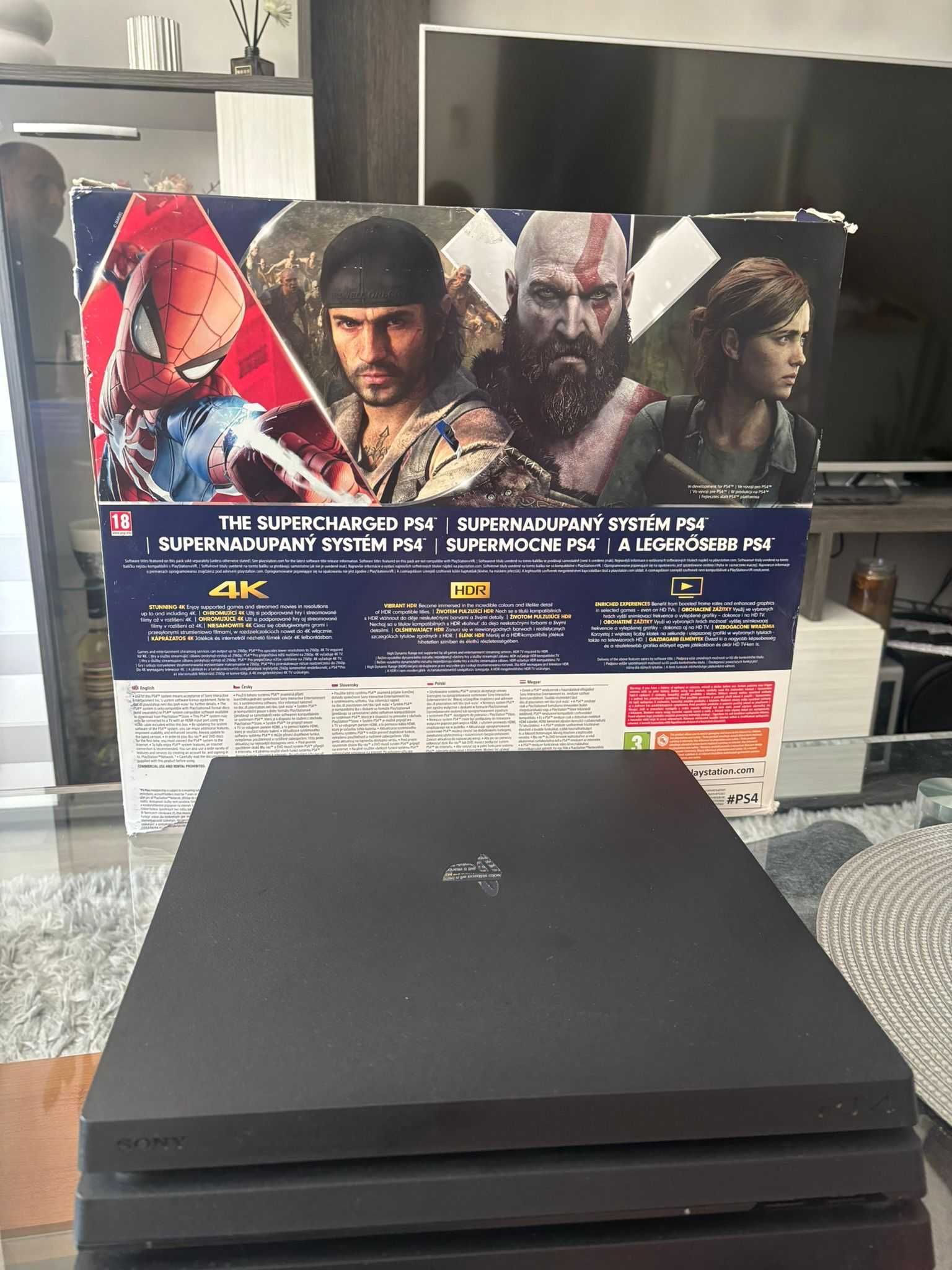 Ps 4 Pro 1TB с 2 контролера + 3 игри