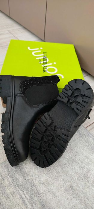 Ghete / botine noi mărimea 27 și 32