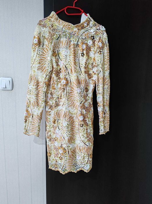 Рокля в златисто и бяло