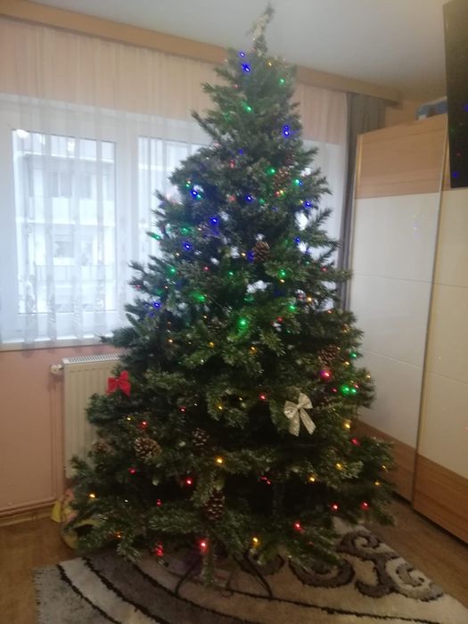 Brad artificial cu conuri