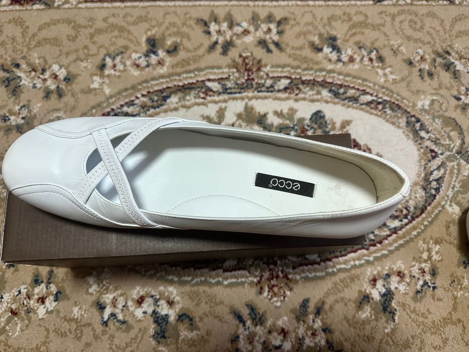 Vand pantofi de piele marca Ecco noi albi 39,5/ 40 marimea