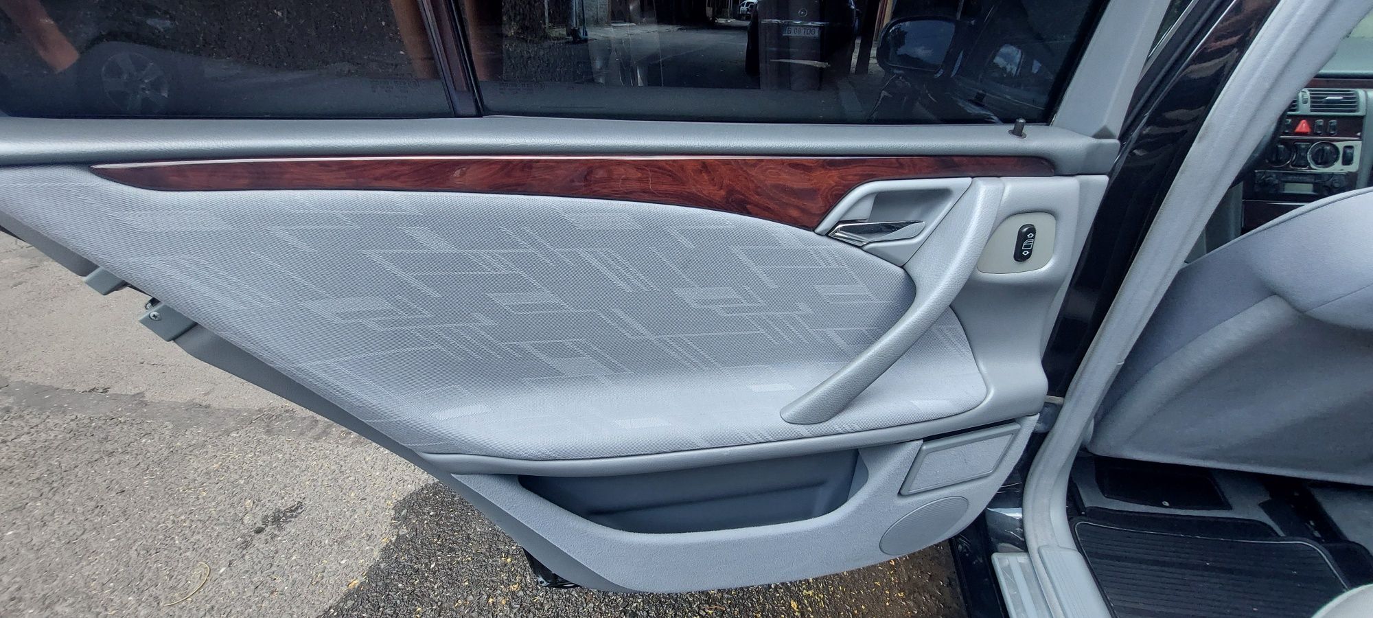 Vând Mercedes w210
