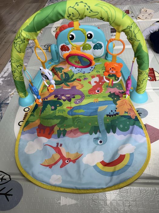 Коврик с игрушками
