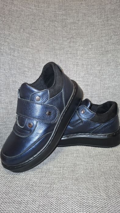 Pantofi pt fete ,din piele,cu adeziv ,in stare foarte buna