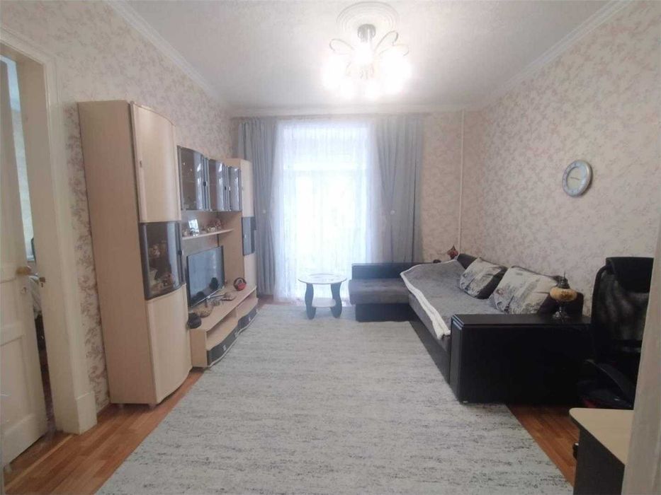 *Продается 2-х комн ,Старого Типа в Центре Города!