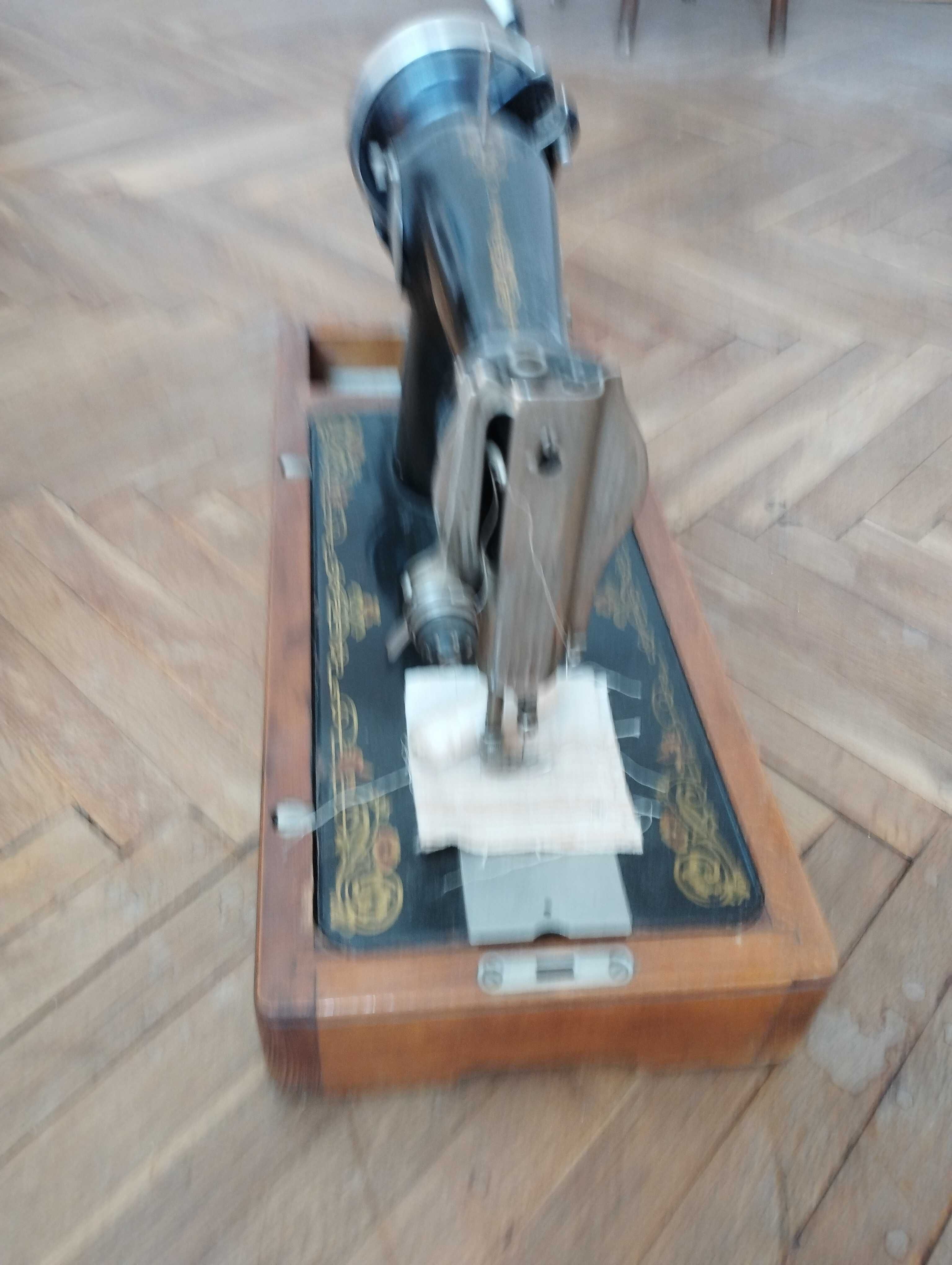 Продавам шевна машина Антика, Немска
