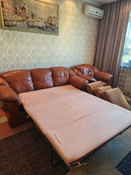 Срочно!!!  Продам кожаный диван и кресло.