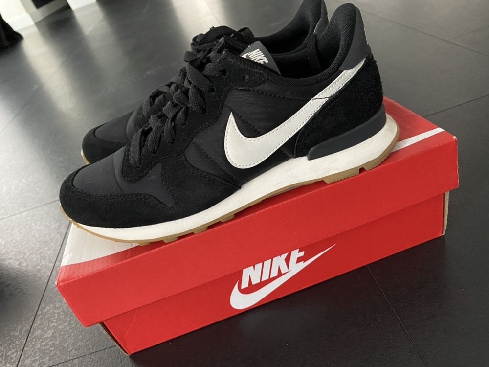 nike black/white internationalist trainers 37,5