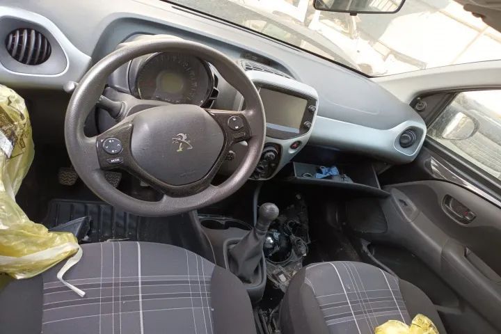caseta de directie  broasca stanga dreapta fata spate kit ambreiaj volanta Peugeot 108, an 2018, motor 1.2 benzina 82cp, cod motor HM01,  dezmembrez