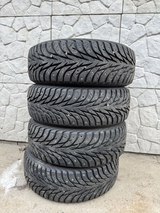 Зимние шины Yokohama шипованные 175/55//R15 в новом состоянии