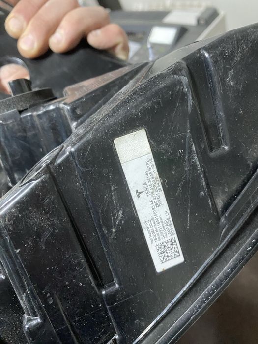 Stop stanga pe aripa Tesla model Y