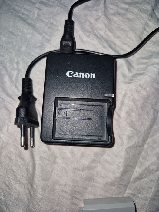 Canon 450D cu obiectiv 24-85mm f3.5-4.5