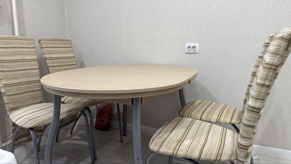 Стол со стульями