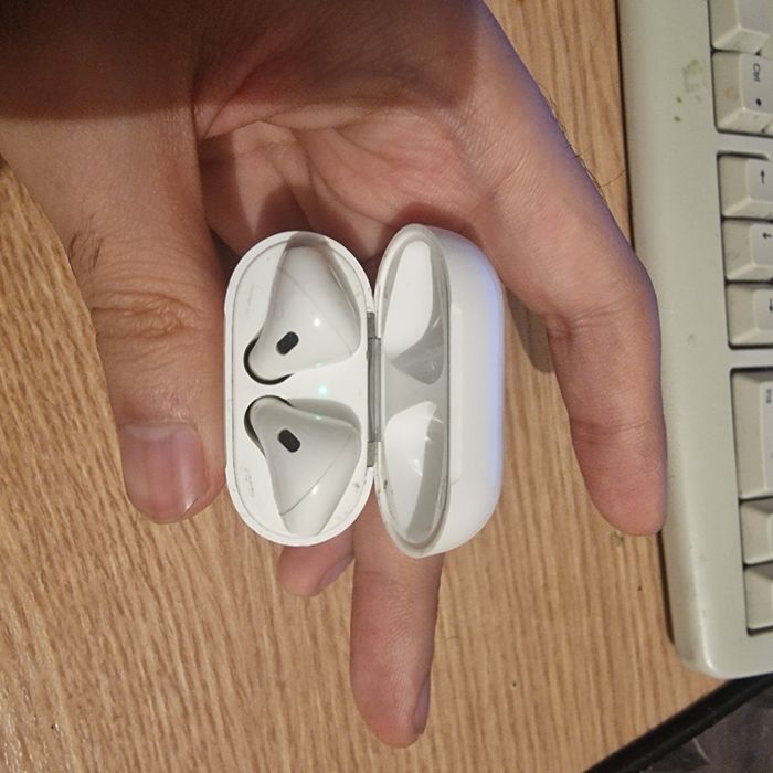Продам airpods 1го поколения