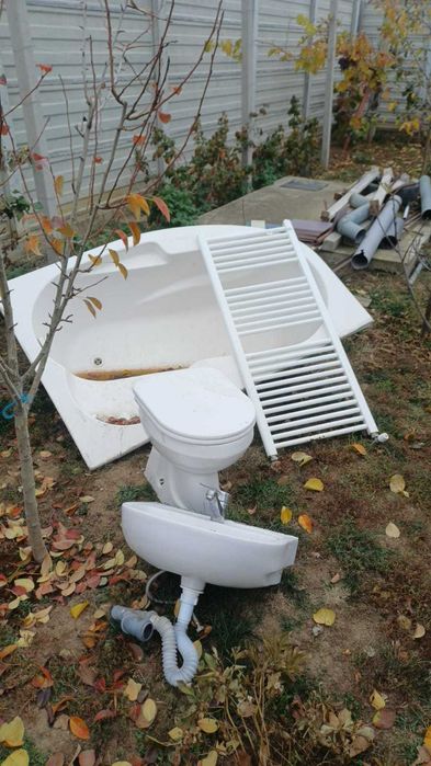 vas wc cu ieșire în jos și lavoar cu baterie